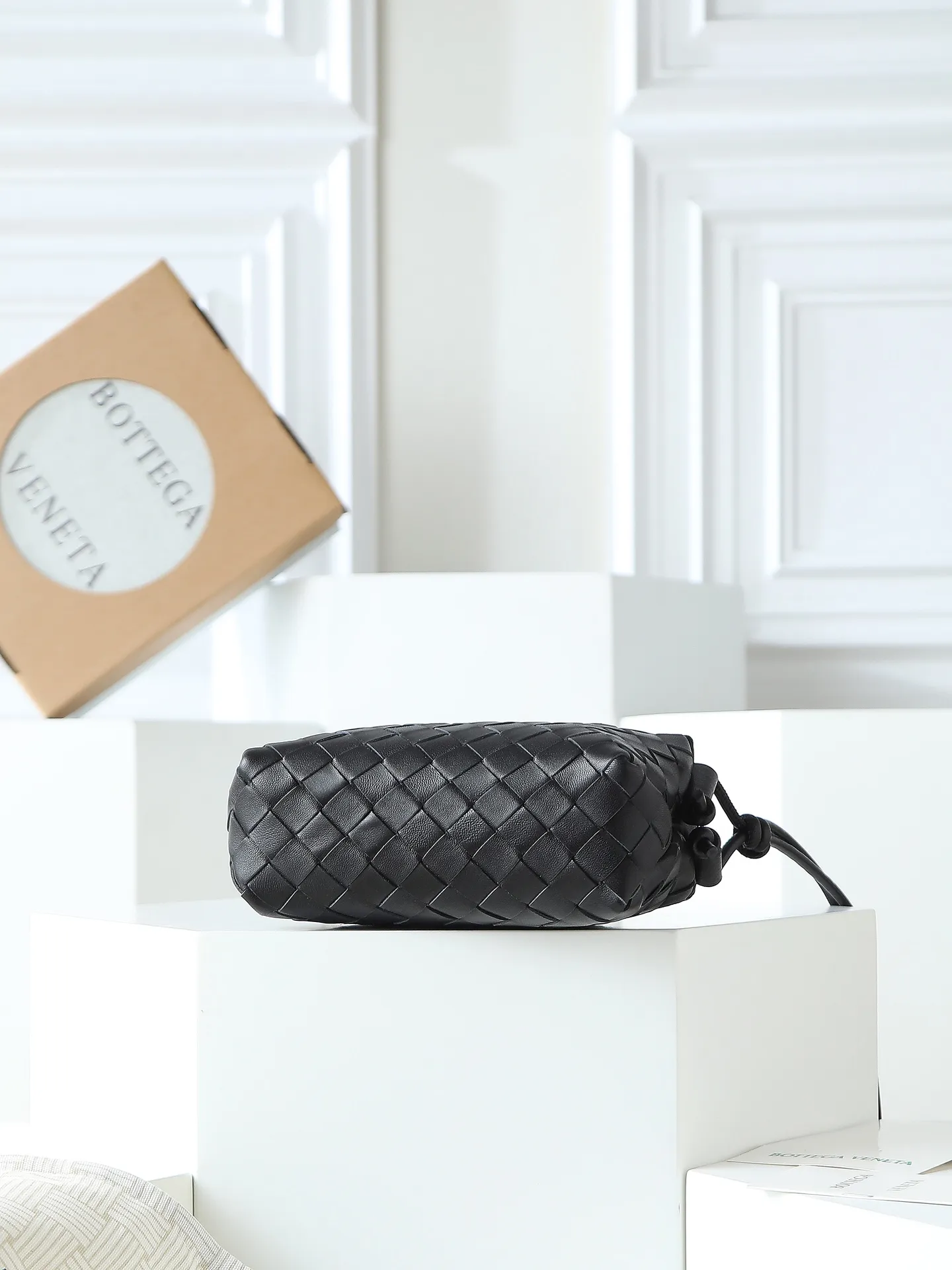Batch 1300. 𝗕𝗼𝘁𝘁𝗲𝗴𝗮 𝗩𝗲𝗻𝗲𝘁𝗮———— The latest version of the loop camera bag💥 at the BV King of Cost-Effectiveness counter, large woven texture➕As always, ultra-high-quality lambskin, with zippers and adjustable drawstrings, it is especially suitable for the belly💫It can fit anything, and it is very light in weight. It is suitable for girls of all ages. Size: 17*10*6 Style number: 680254